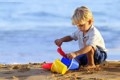 Co dělá dítě na pláži?